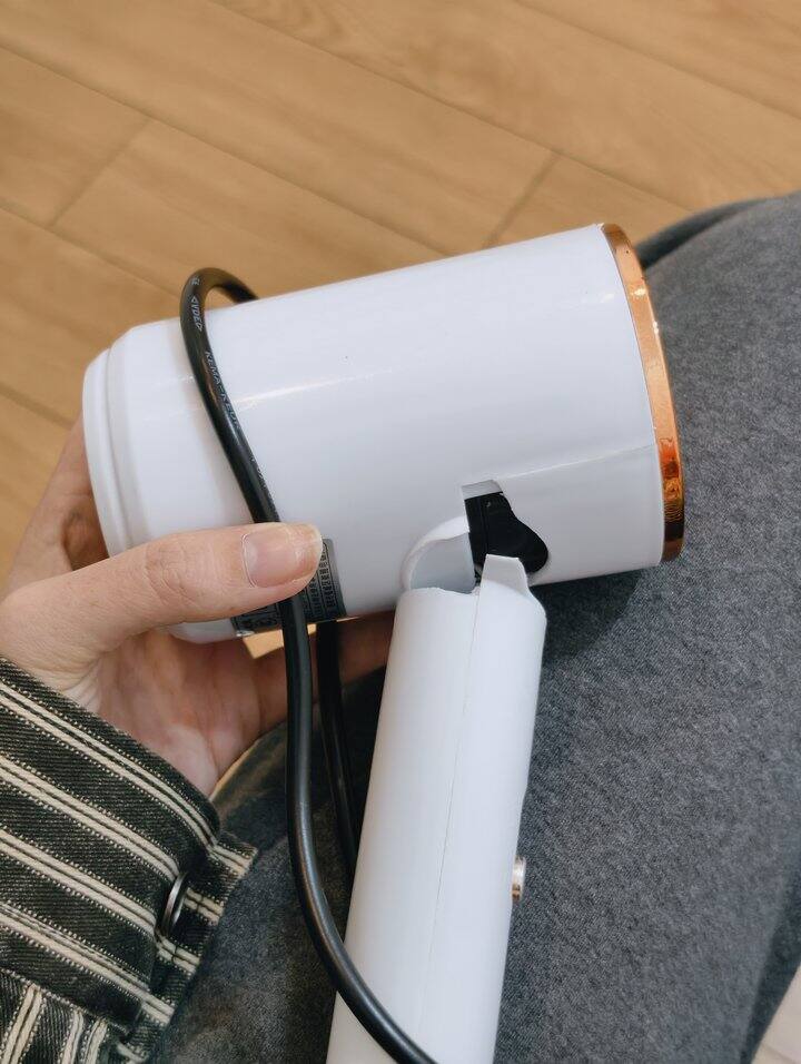 和对象吵架了，出来旅游，洗完澡发现吹风机是坏的，你会不会跟老板说？