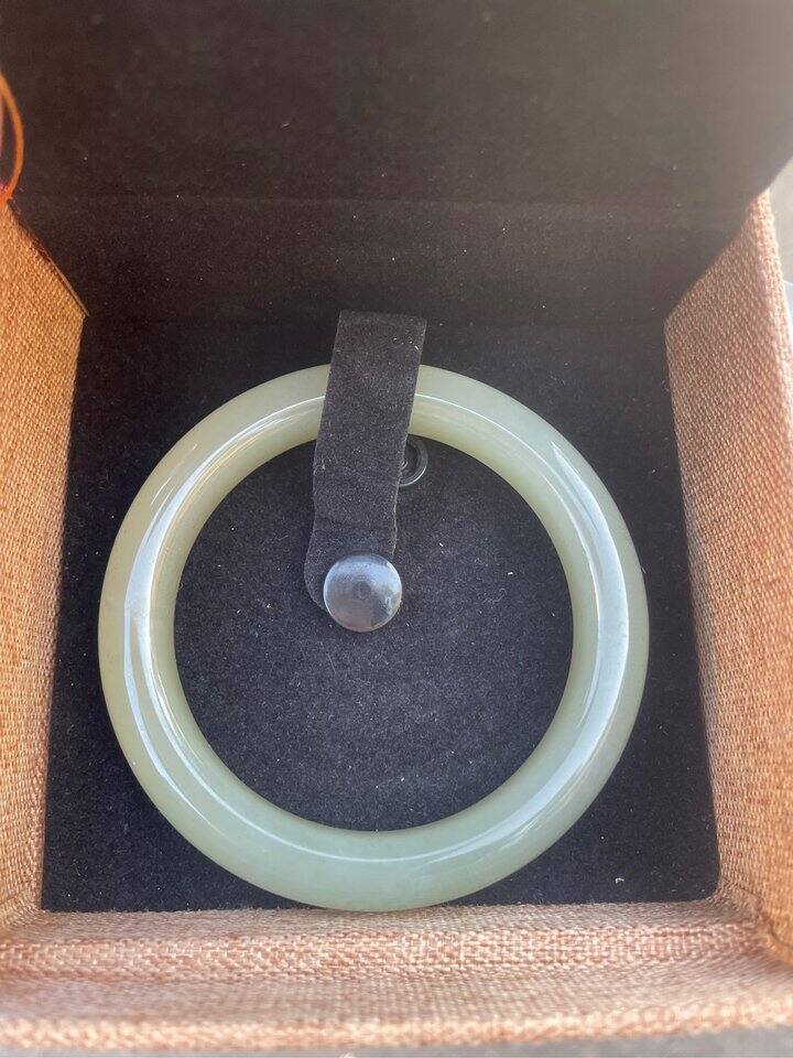 嘿嘿，买了个镯子，挺喜欢的