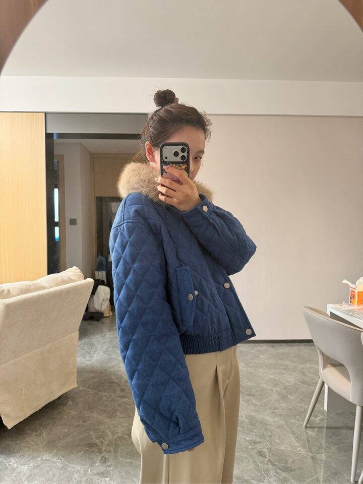 蓝色棉服➕白色皮裤