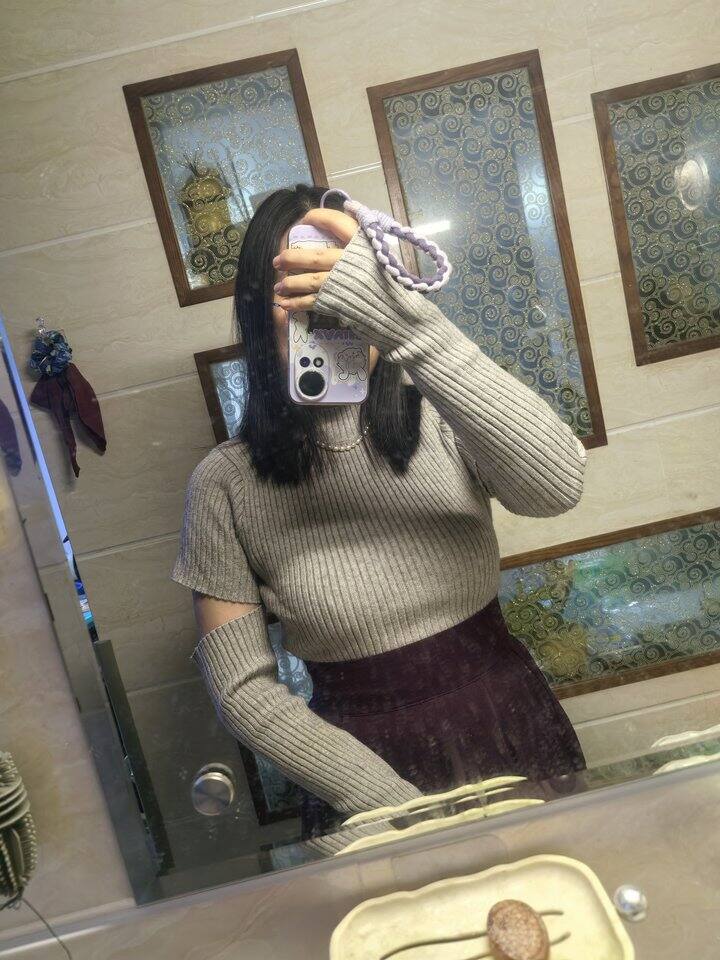 四岁的蛾子问我怎么穿破衣服