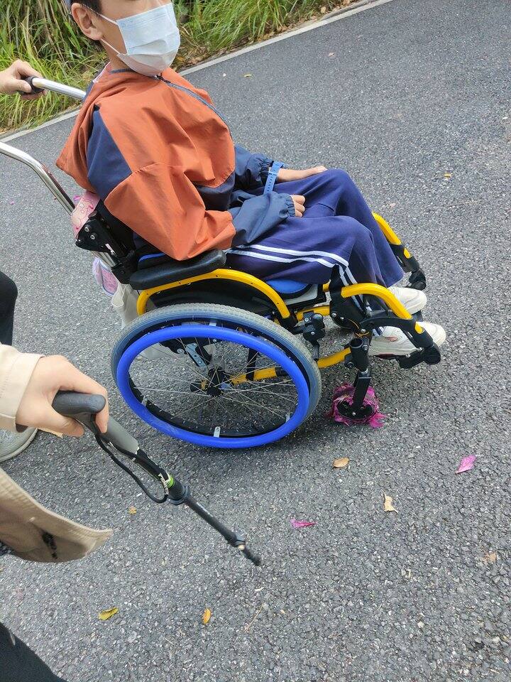 我们今天去爬山了，挺开心的