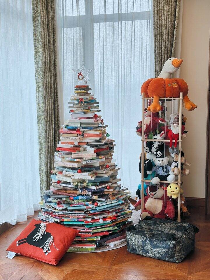 我的圣诞树是书和玩具呀