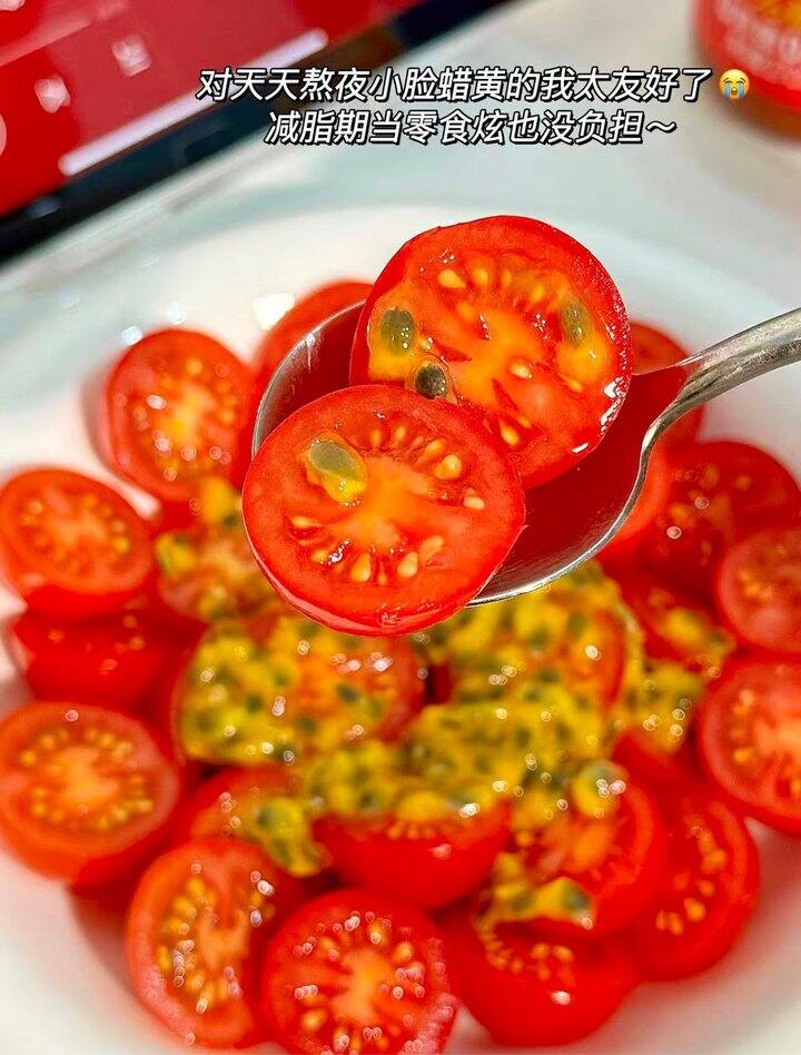一颗大樱桃番茄！