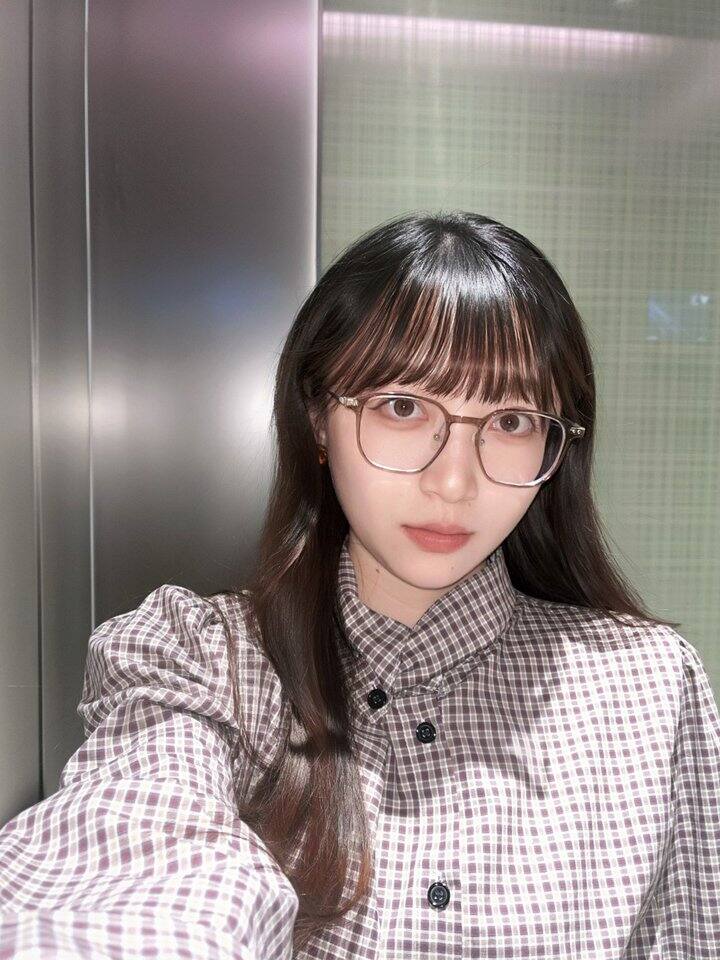 晚上关灯玩手机多了  感觉有点斜视😭