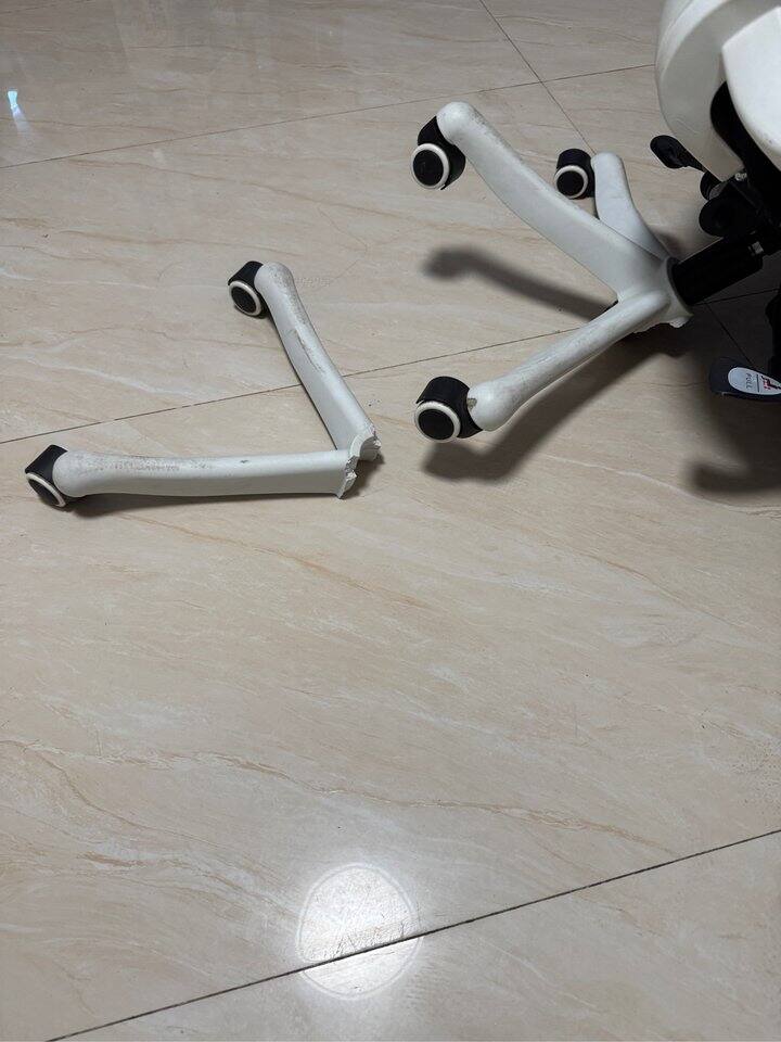 避雷银河家具，pxx店，不过现在已人去楼空