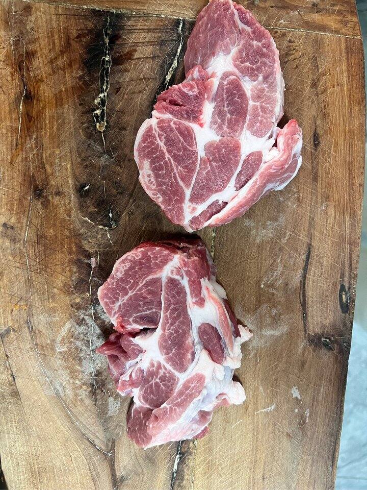 两块无敌标准的梅花肉！