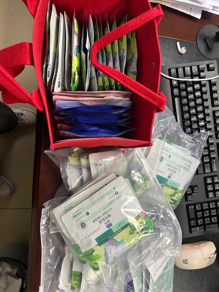 给后腿瘫痪花花囤猫粮了