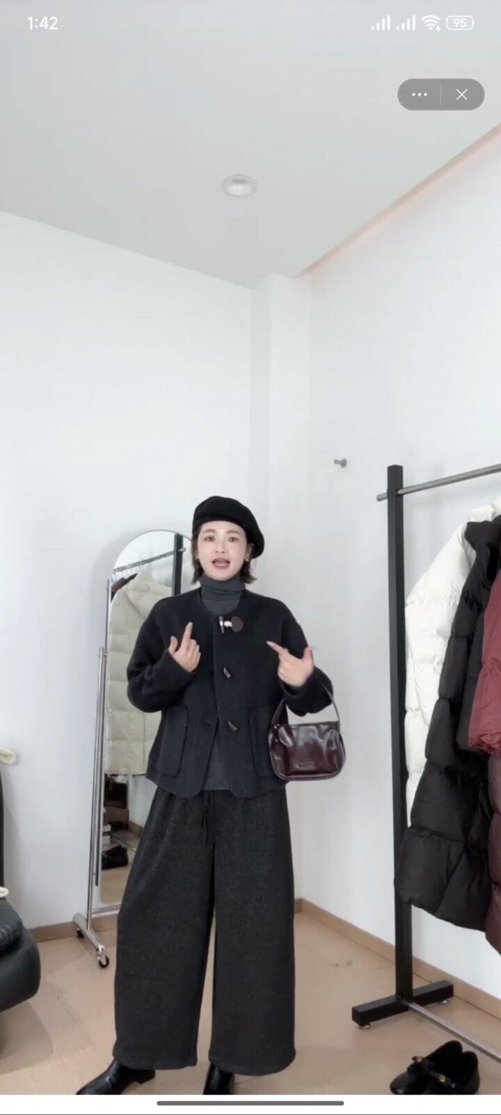 买了一黑一白，加上去年买的红格子大衣，今年冬天的衣服就不用买了（除非有好看的长款大衣出现）