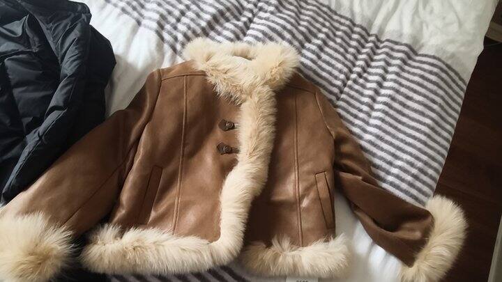 卡其色狐狸毛羽绒服