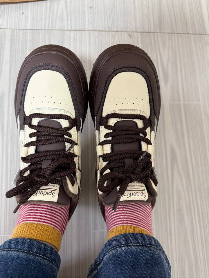 一双丑萌丑萌的鞋