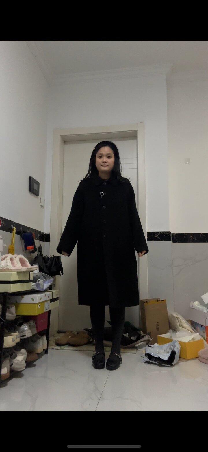 她与时差家小个子大衣
上身挺保暖的，版型也不错，大家看怎么样？鞋子不知道搭配哪种更合适一些！