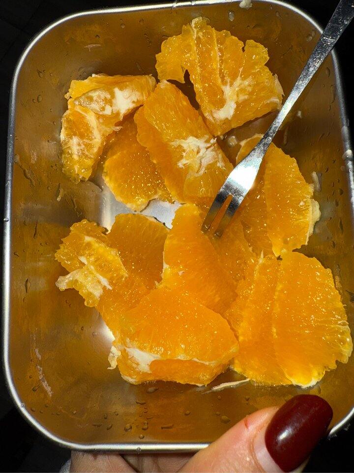 一边吃橙子一边学习的宝宝