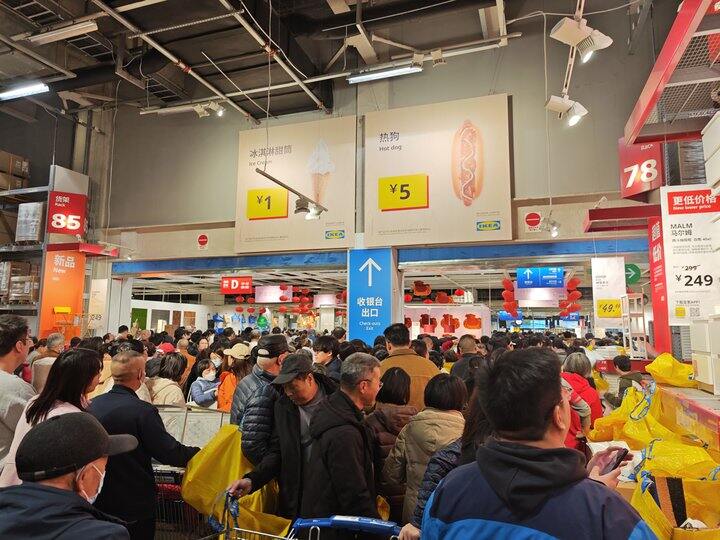 人山人海——即将闭店的某个宜家