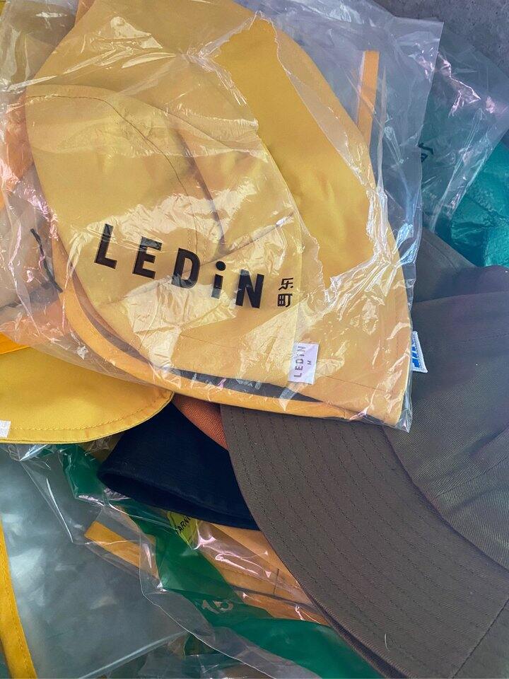 乐町，太平鸟剪标的帽子有没有感兴趣的