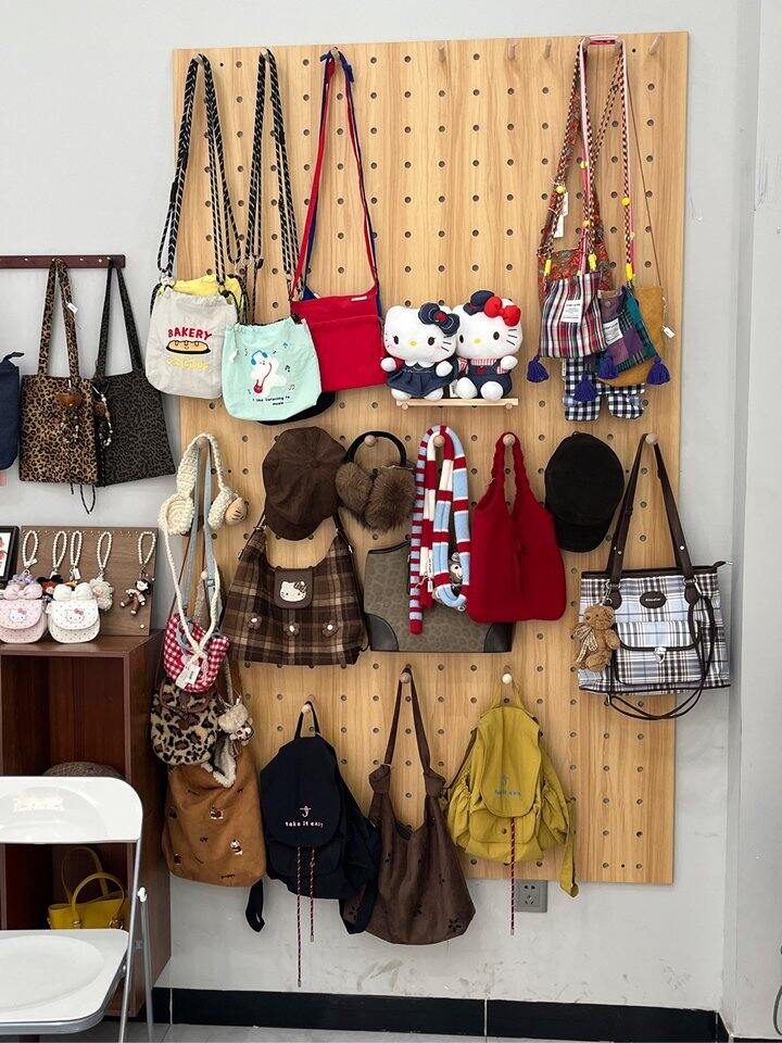 巷子里饰品店整理一些冬季帽子围巾清货价出