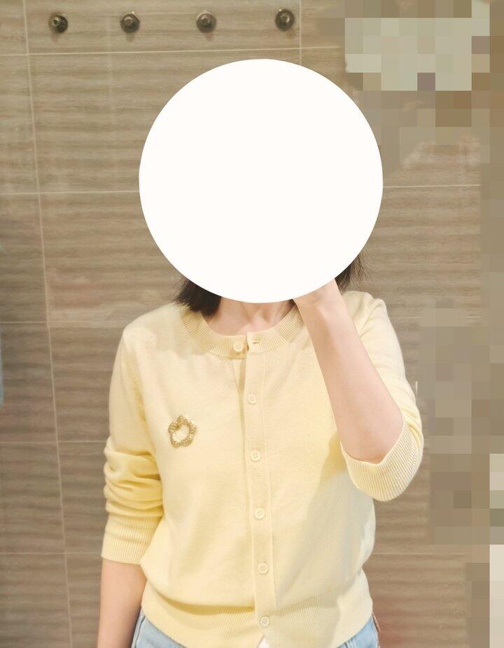 小胸针和黄色针织很搭呢