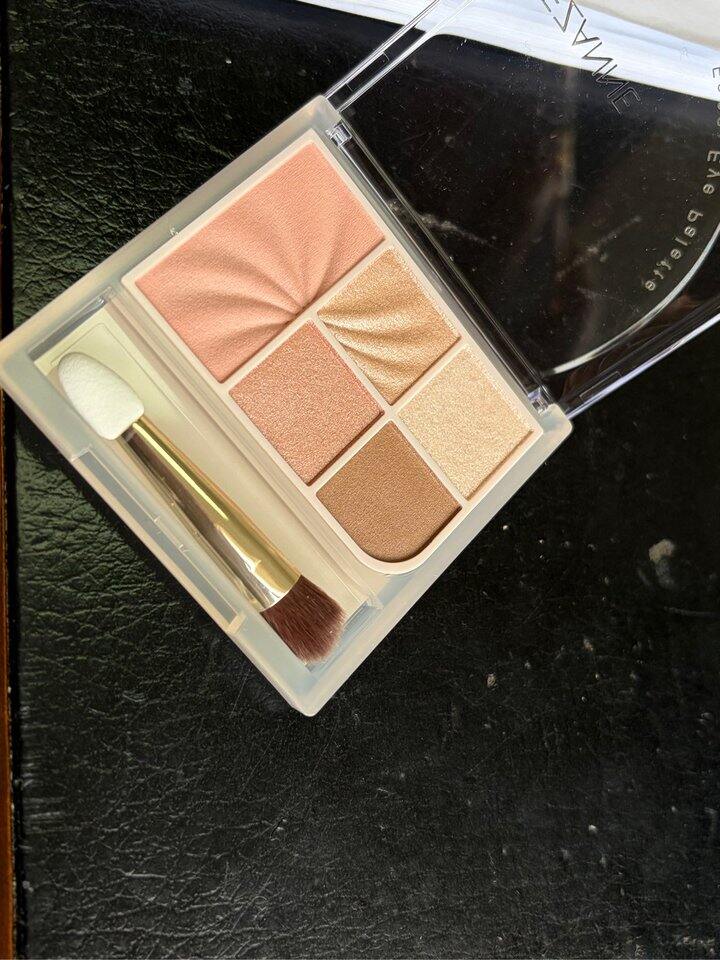 眼影盘到了其中一盘