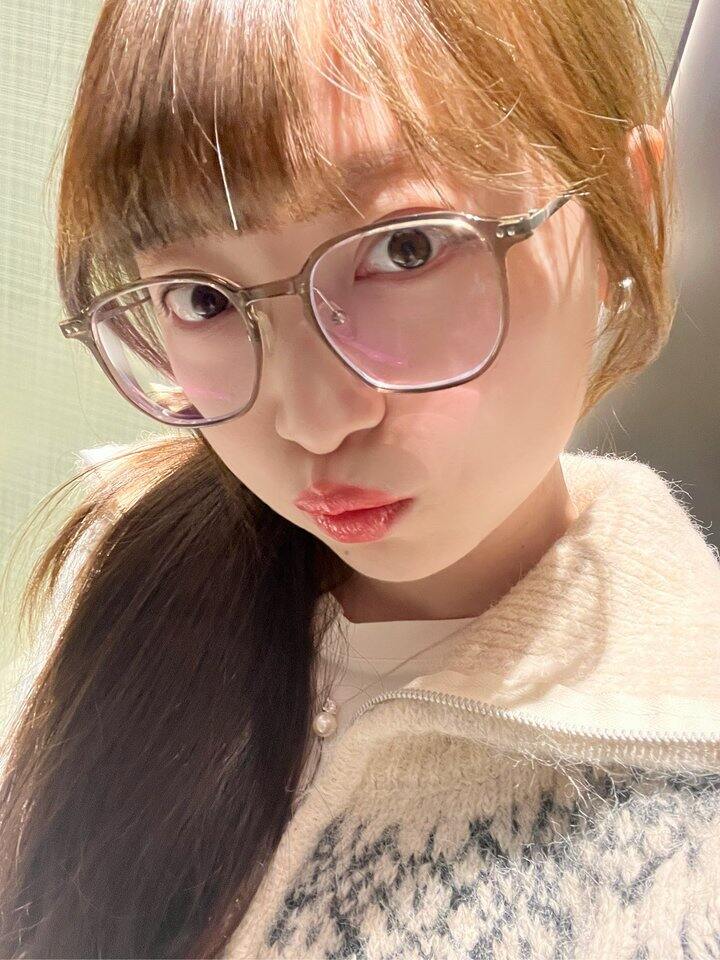 新染的头发灯光下面好黄啊哈哈