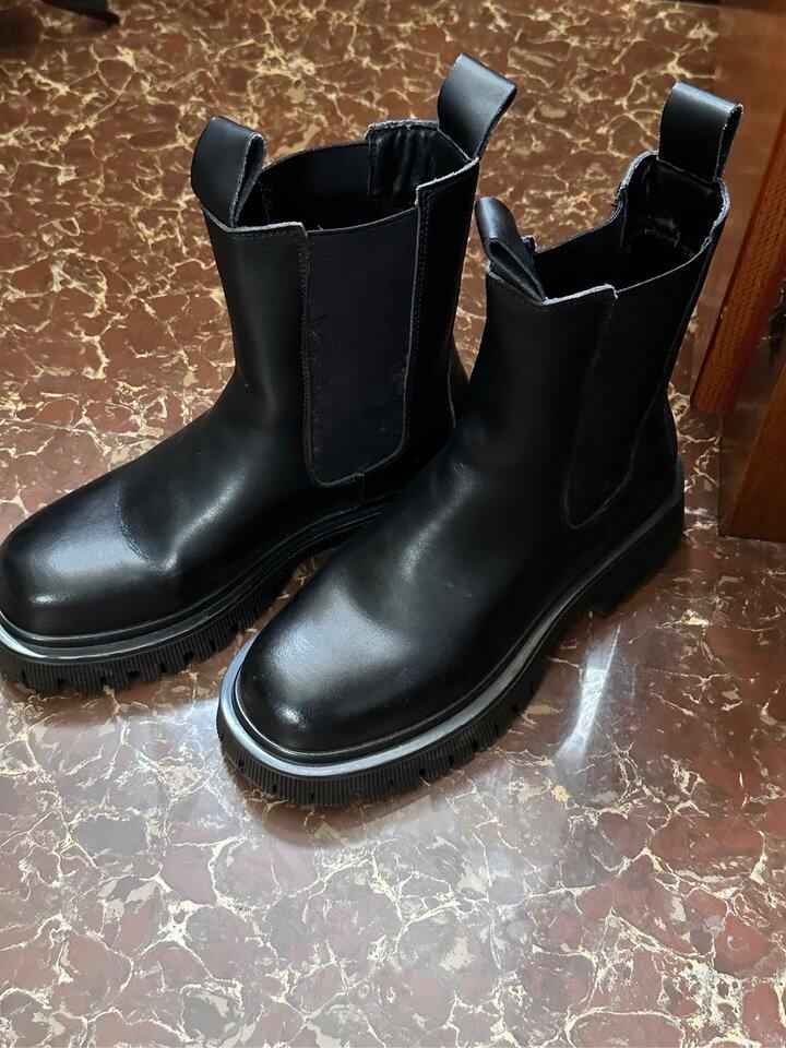 出一双切尔西靴就穿过2次