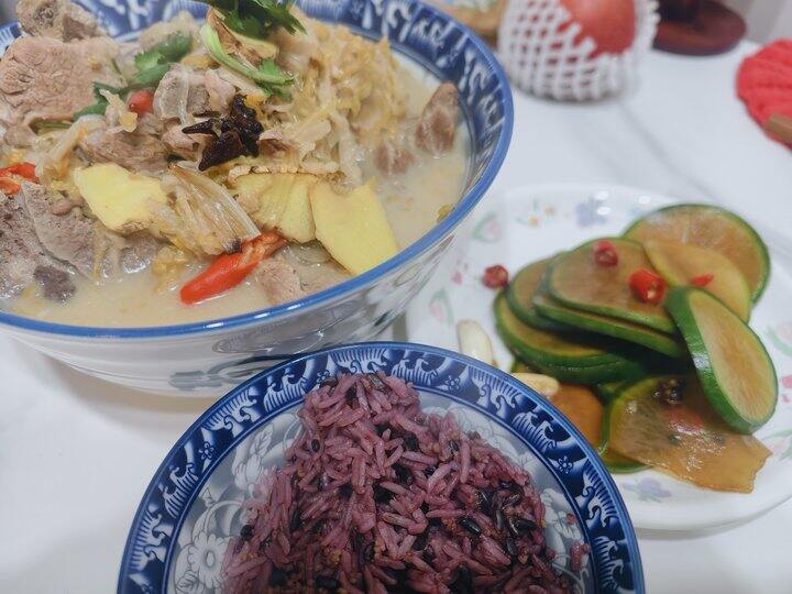 跟着村驴做的酸菜炖排骨筒骨