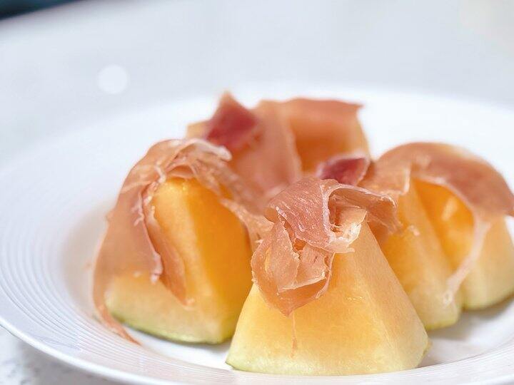 村里人浅尝蜜瓜火腿