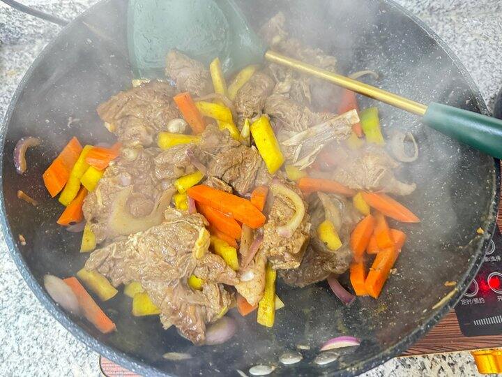 今天做了一锅新疆抓饭 5 人吃