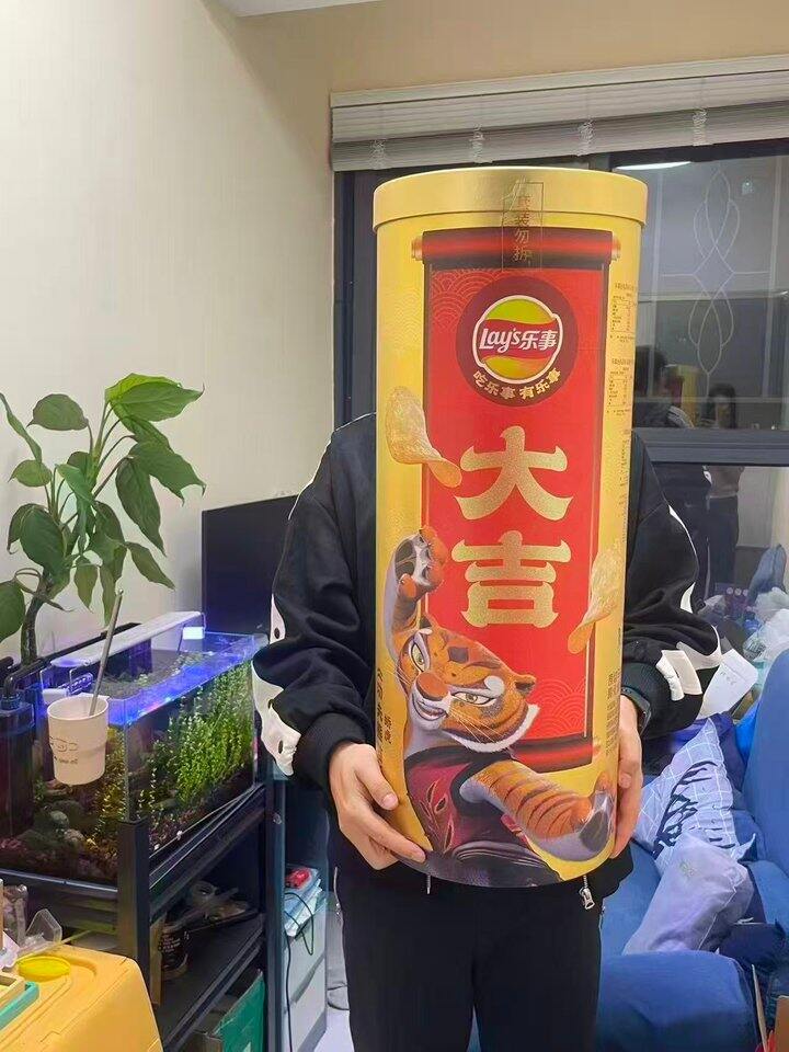 乐事【功夫熊猫联名】 大吉大利新年福乐桶1006克💰60.4；周黑鸭鲜聚礼礼盒840g💰39