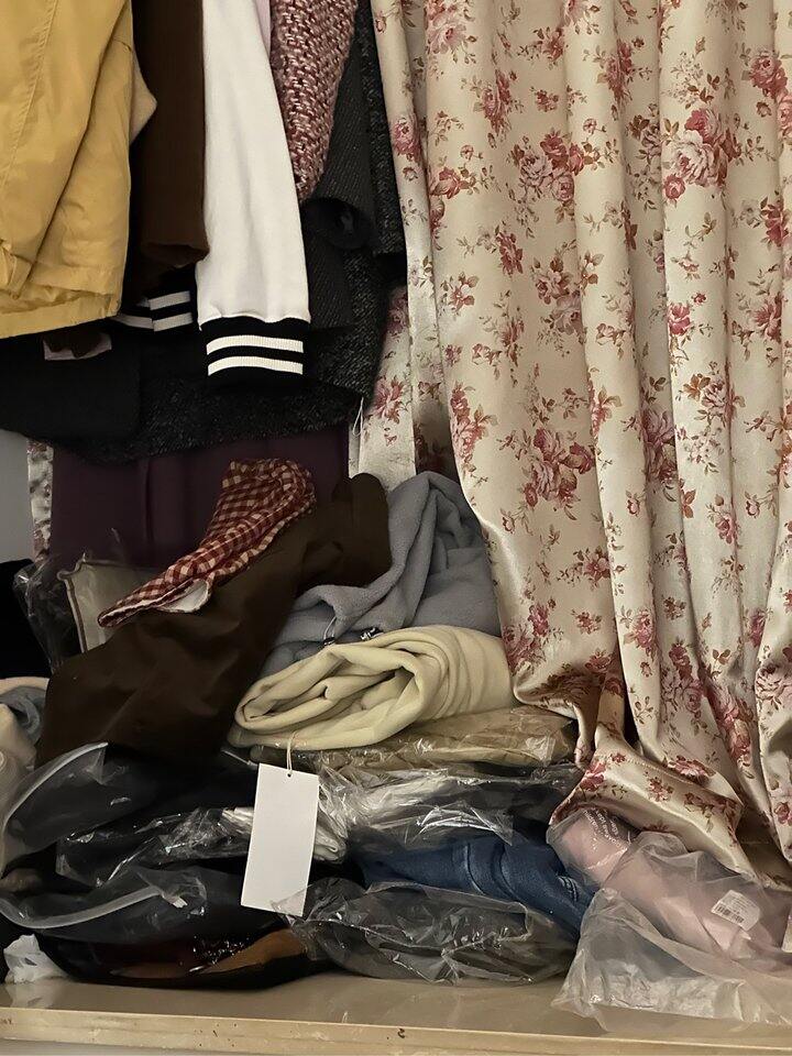 芭比q了，转不出去，还有几件在飘窗另一边