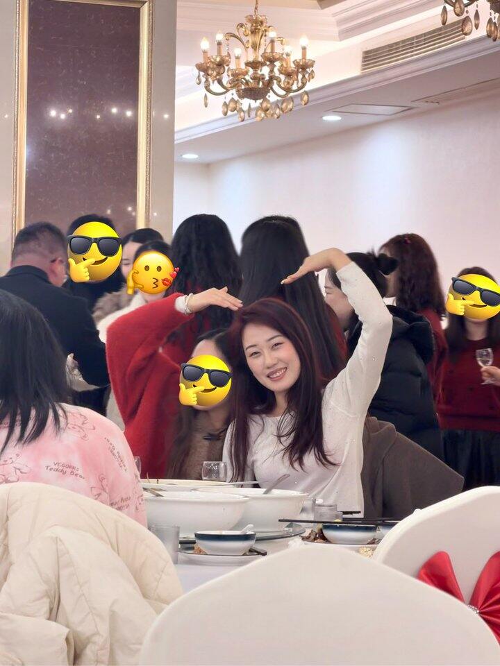 年会上同事帮我拍到了好看的照片✌🏻