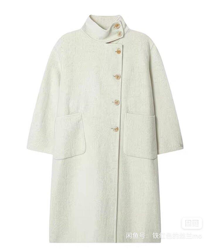 白色羊毛大衣