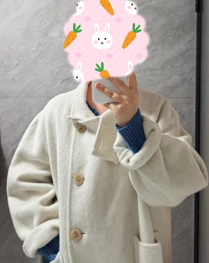 白色长款羊毛大衣