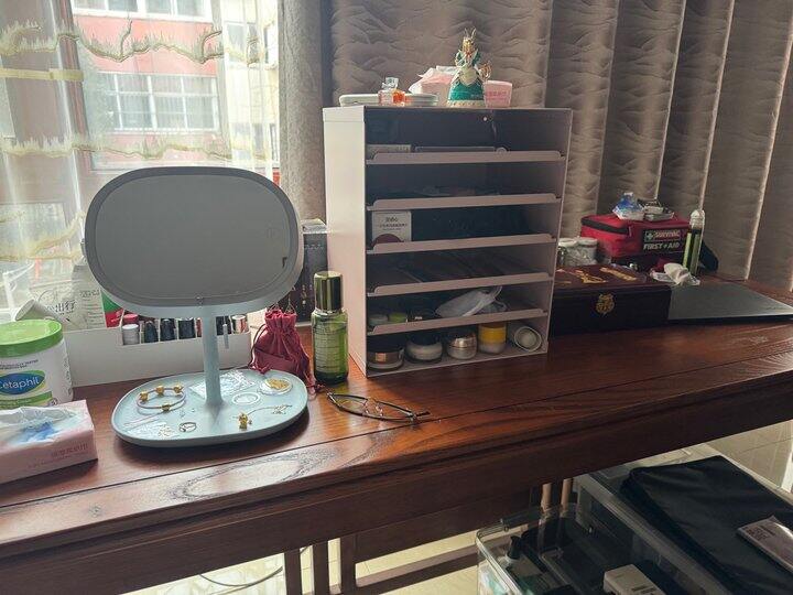 巧用信盘收纳化妆桌