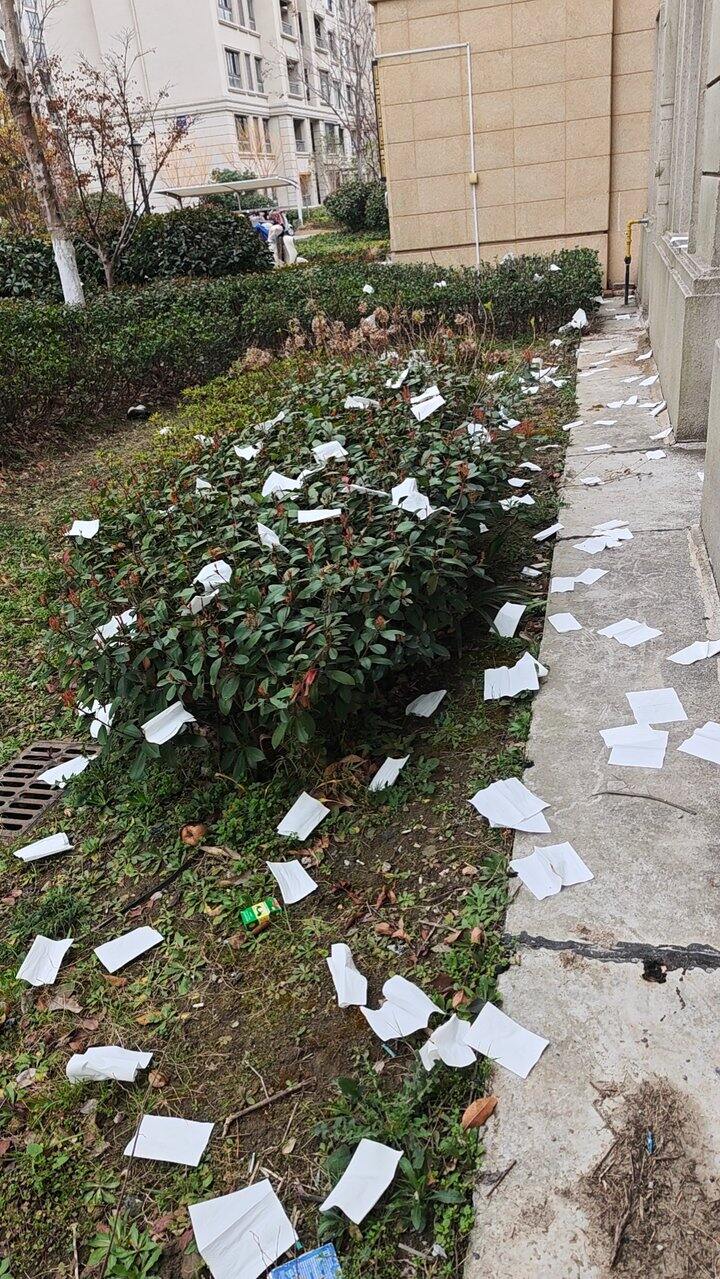 楼上的小孩烧纸