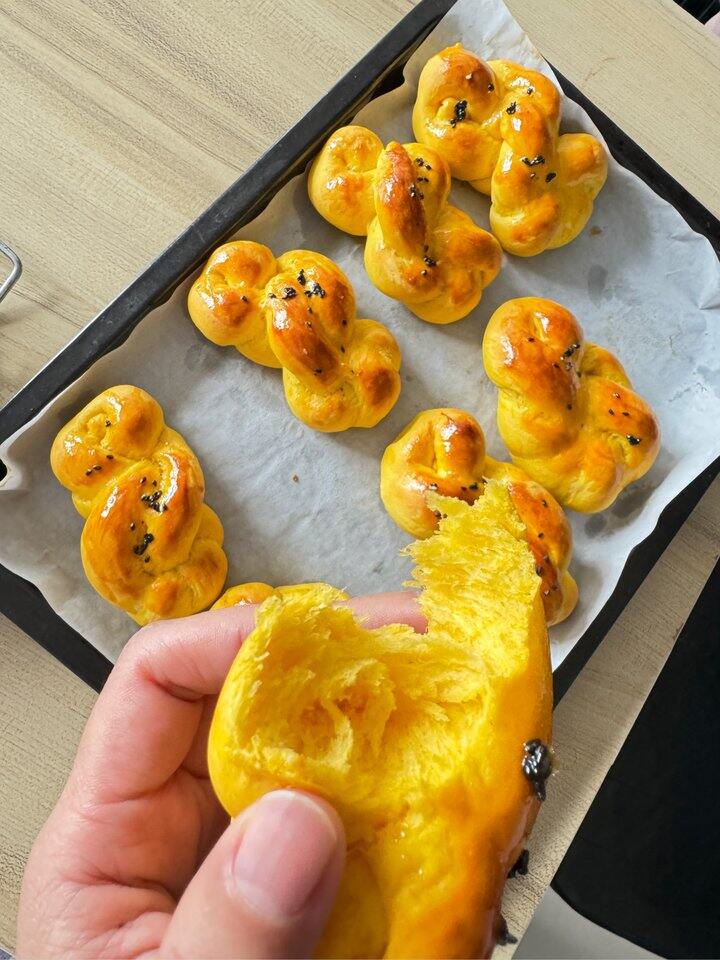 今天复刻了蛋黄南瓜麻花