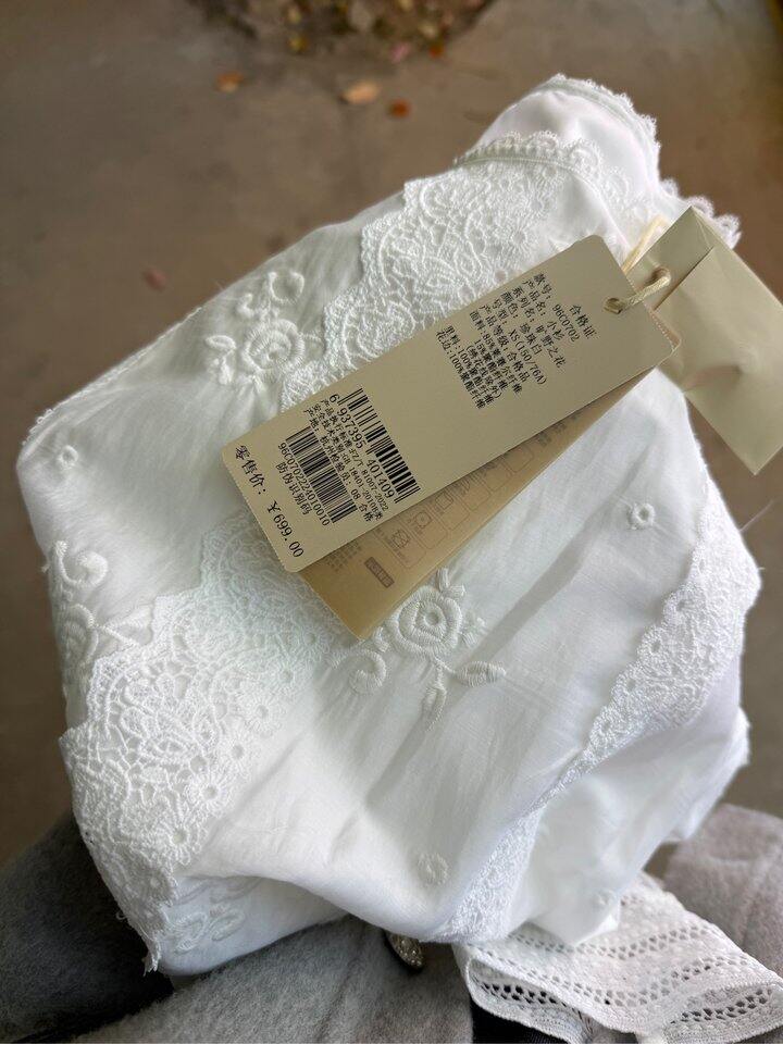 这个芭依璐的衬衫很精致耶