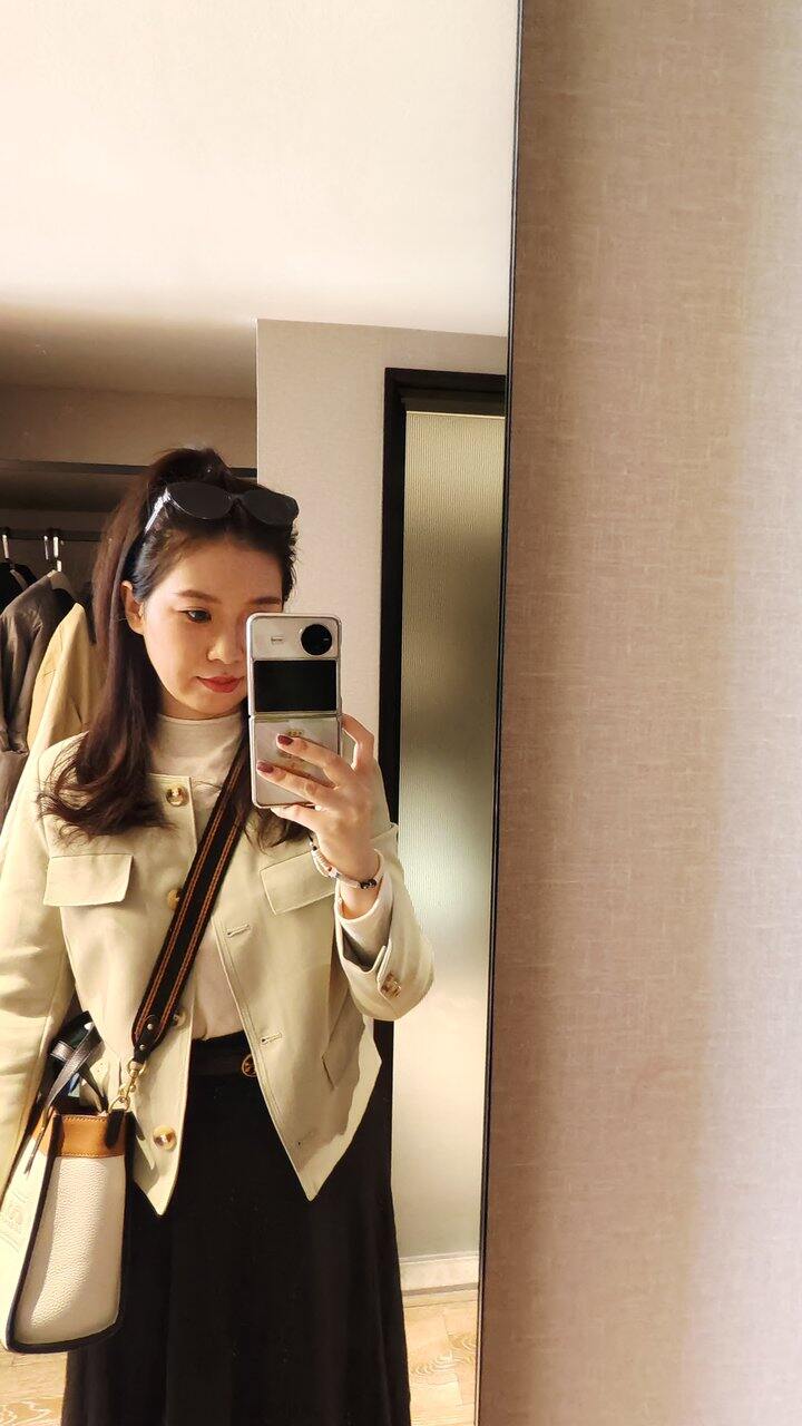 对自己今日妆造甚是满意