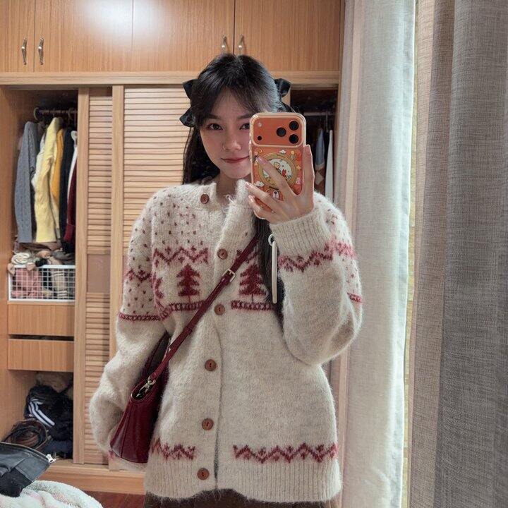 喜欢新买的袜子~