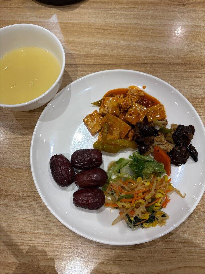 典型山西饭，小米粥配炒菜