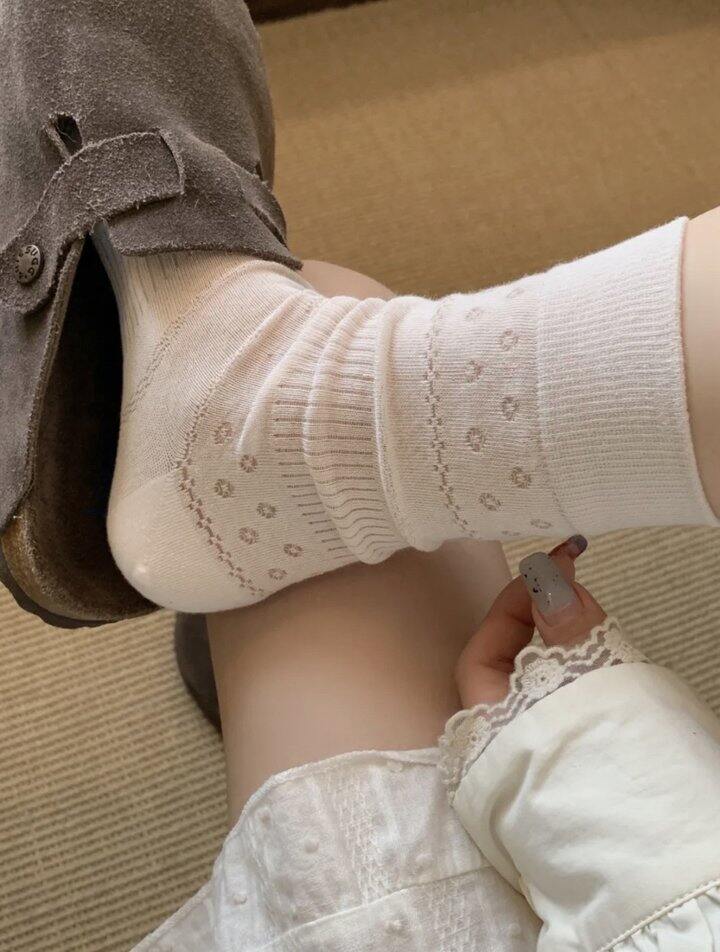 镂空小花中筒袜 ！💰4+