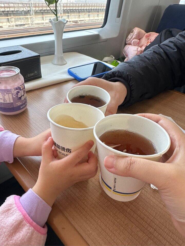 一家三口周末出去玩