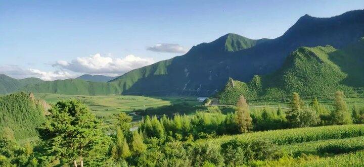 自驾G331：8.23从临江到长白，一路沿鸭绿江行走，饱览对岸风景，朝鲜真是一个多山地的国家，淳朴美丽
