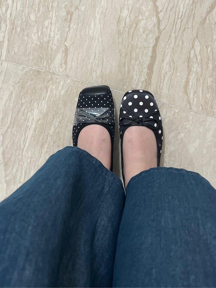 请问两双波点鞋留哪双呢