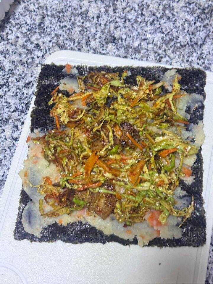 像是在做命题作文