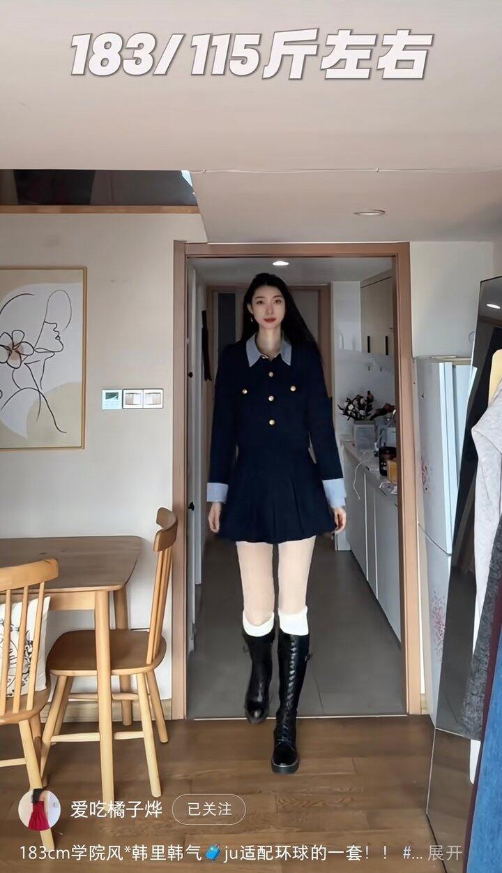 这套不穿黑靴子还能配什么呀…