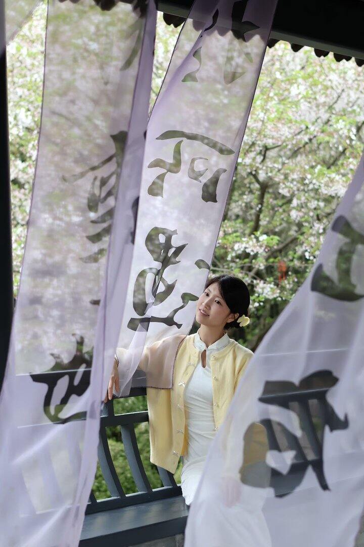 鹭青一 重工提花旗袍