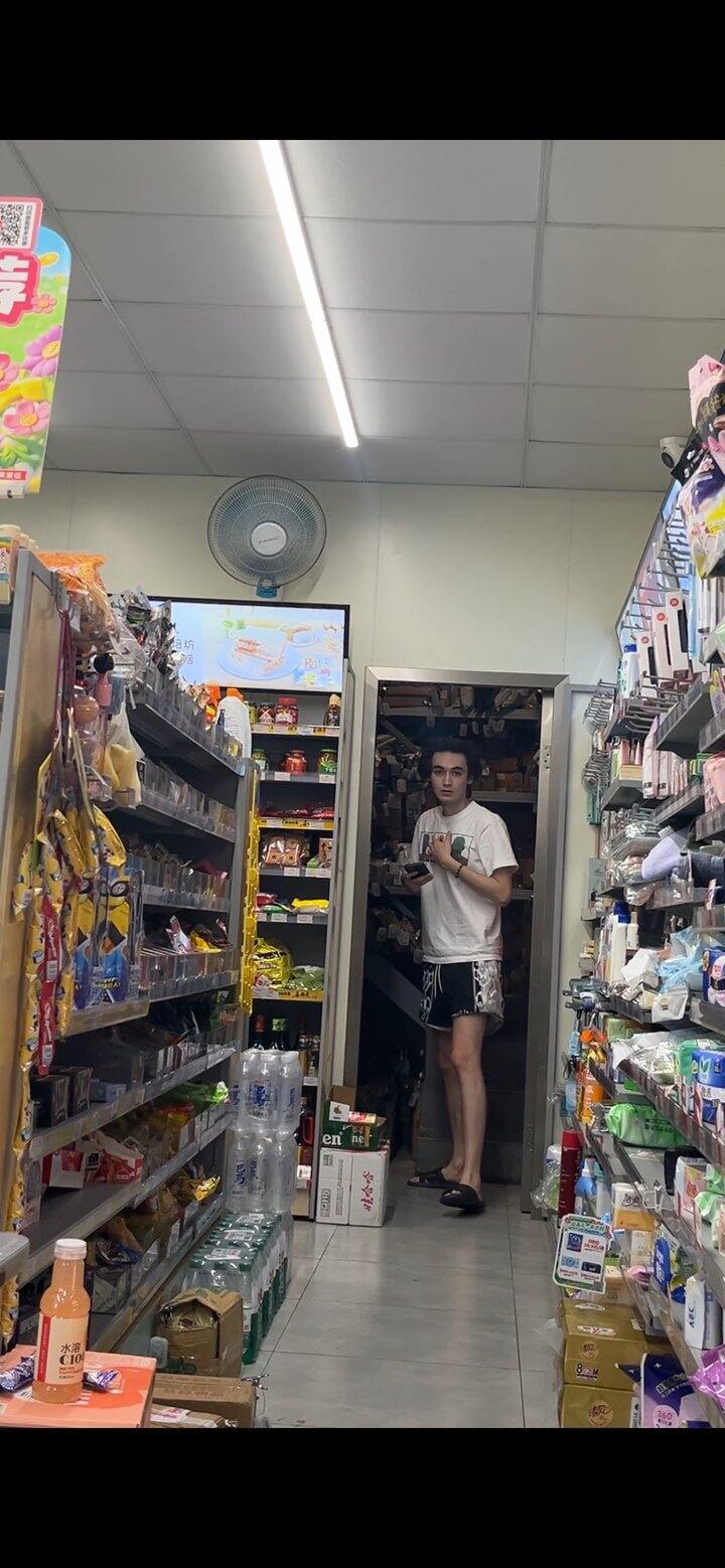 我普普通通的汉族基因在我们小区输惨了