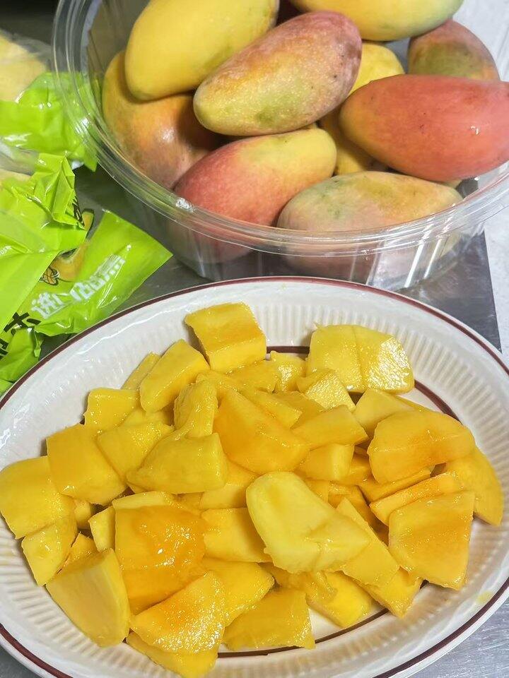 芒果很甜，这个水分多不那么好切