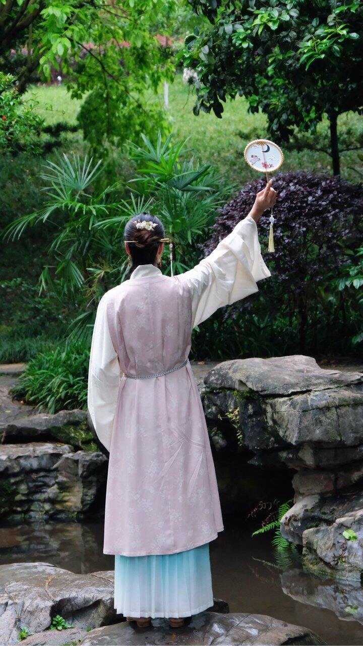 黛玉赏花很合适