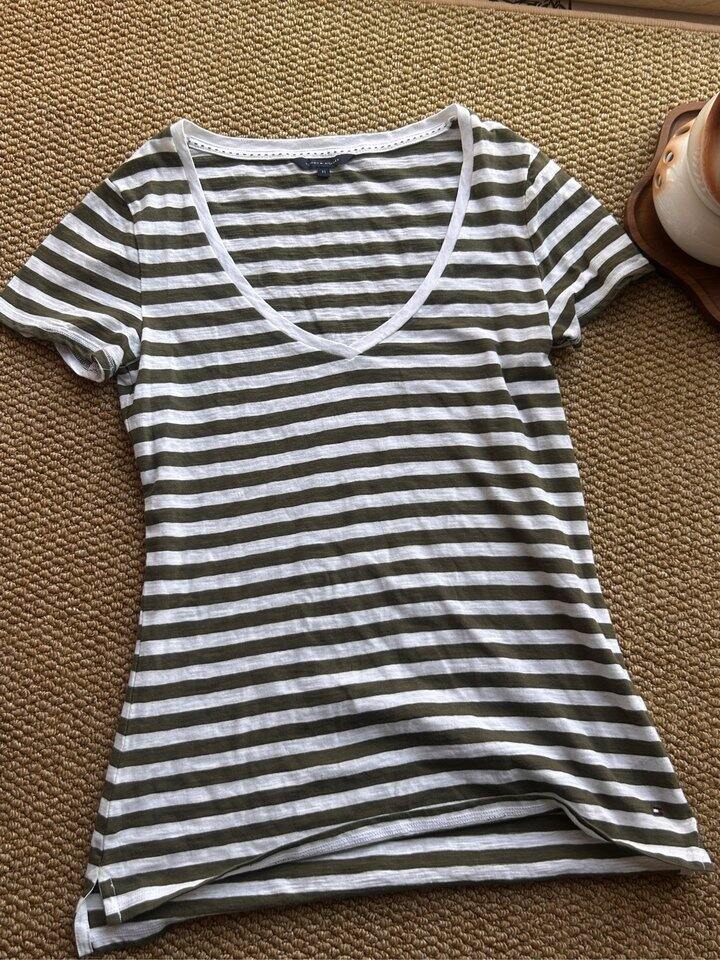 出一件 TOMMY HILFIGER 修身T桖