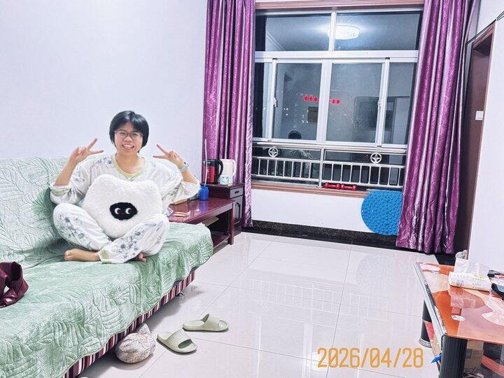 哈哈哈哈哈我和我的宿舍合了个影